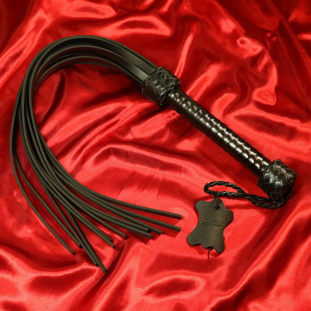 BDSM gummipiskor - svart gummiflogger med flätat handtag - Chambers of Love