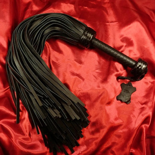 108-svansad läder flogger i svart äkta läder med handflätat handtag från Chambers of Love
