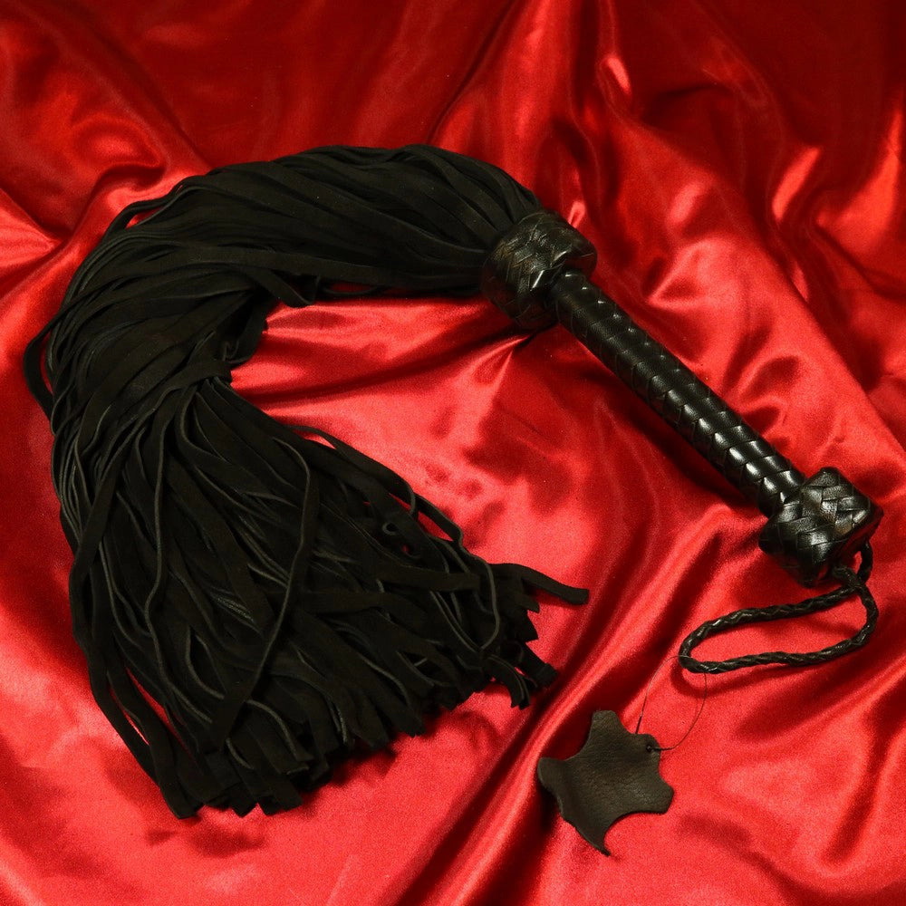 108-svansad mocka flogger svart, exklusiv BDSM-redskap från Chambers of Love