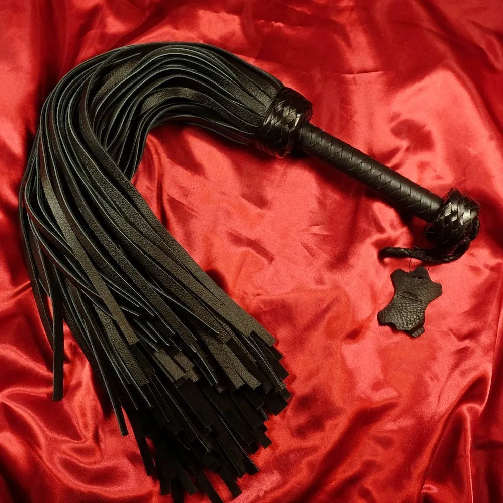 144-svansad läder flogger i svart äkta läder med handflätat handtag från Chambers of Love