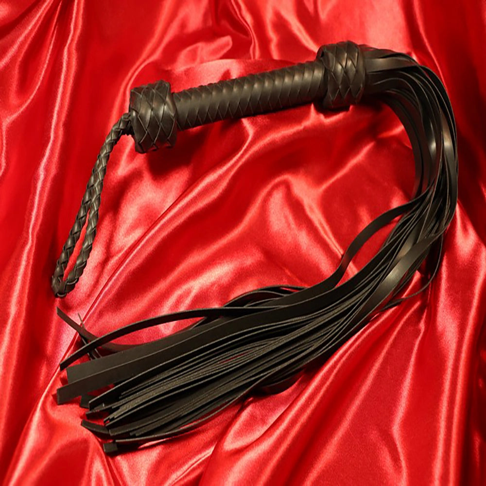 36-svansad svart silikon flogger med följsamma svansar och svart handtag, exklusiv BDSM-redskap från Chambers of Love