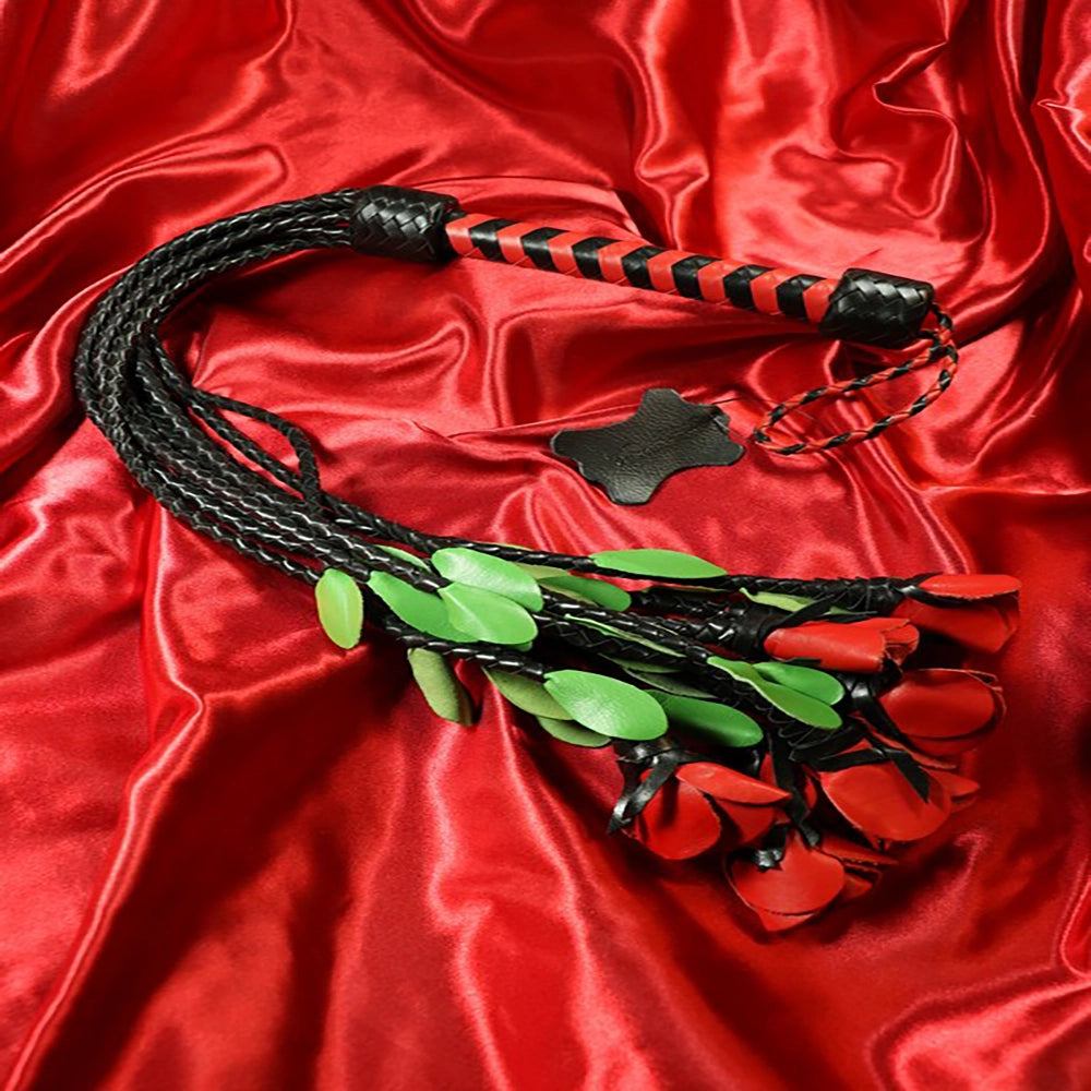 9-svansad Rose läder flogger i rött och svart äkta läder med rosdetaljer från Chambers of Love