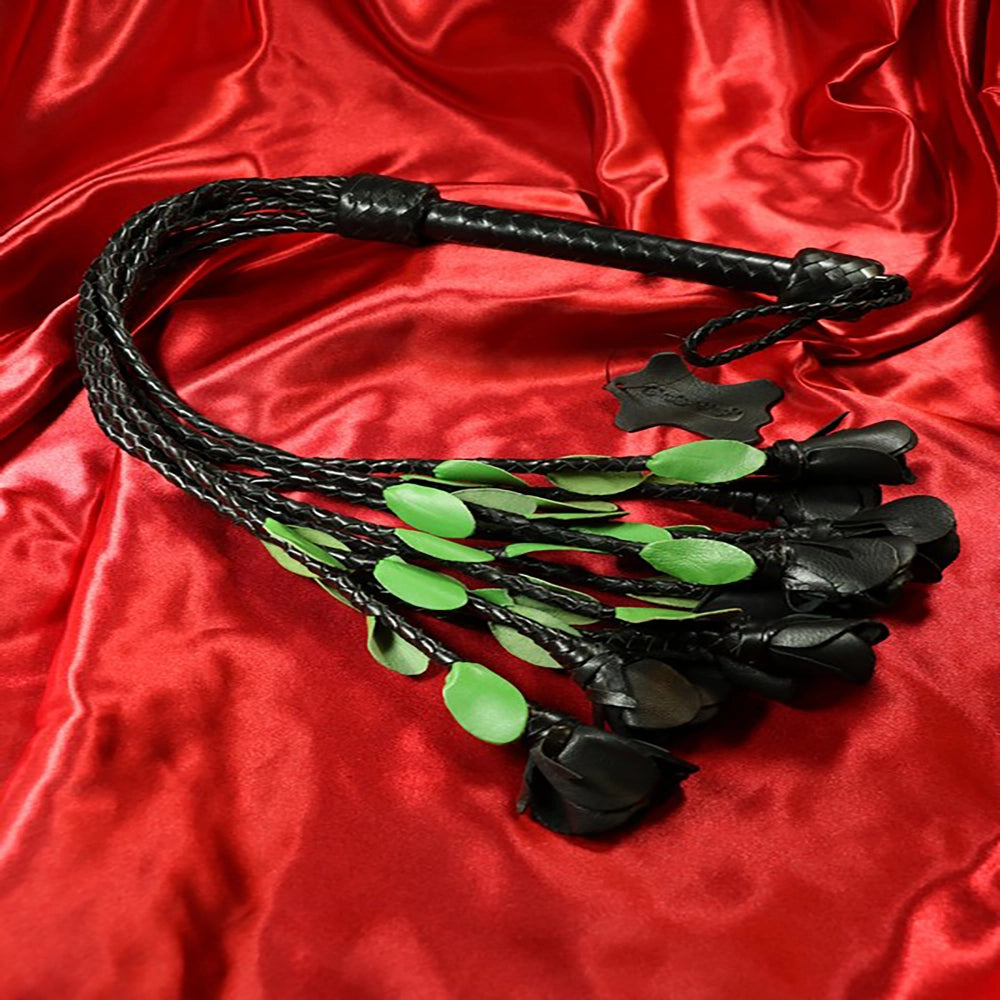 9-svansad Rose läder flogger i svart äkta läder med rosdetaljer från Chambers of Love