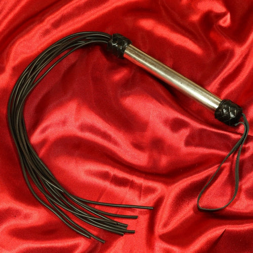 9-svansad silikon flogger svart med stålhandtag från Chambers of Love