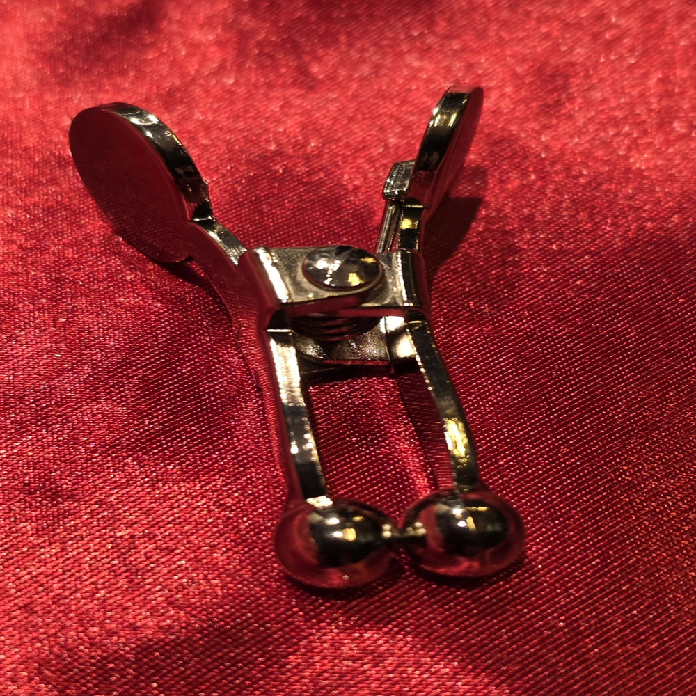 BDSM bröstvårtsklämmor i stål närbild – Chambers of Love öppen klämma med runda kulspetsar – justerbar glidring silver från Chambers of Loves sortiment