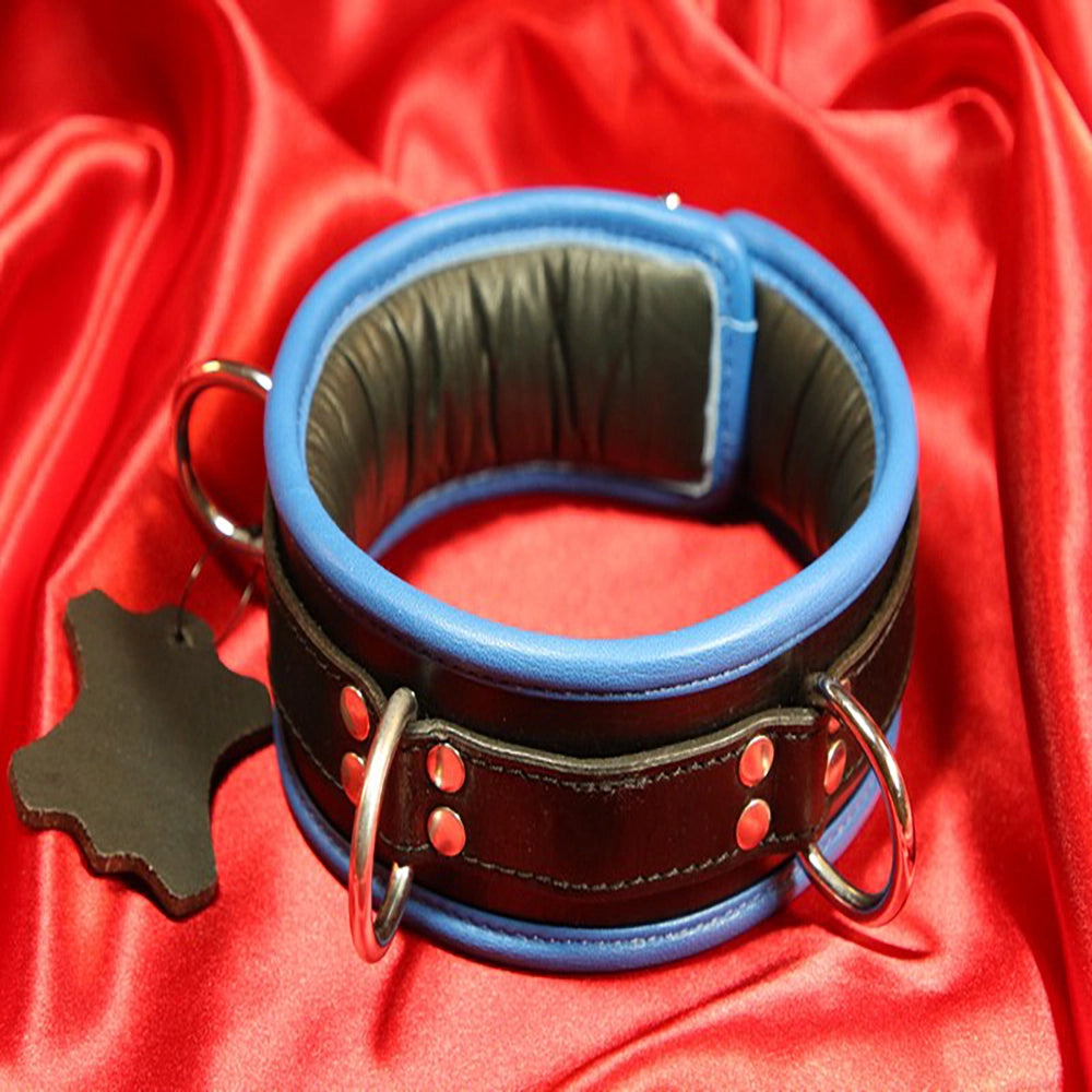 BDSM-halsband 3 D-ring – blått vadderat läderhalsband – framsida med 3 D-ringar hankykod analsex på röd satin från Chambers of Love