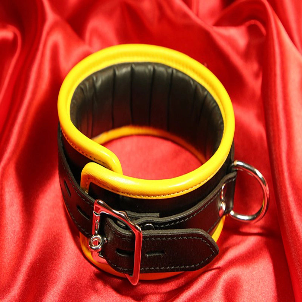 BDSM-halsband 3 D-ring – gult vadderat läderhalsband – baksida med låsbart spänne och gult kantband från Chambers of Love