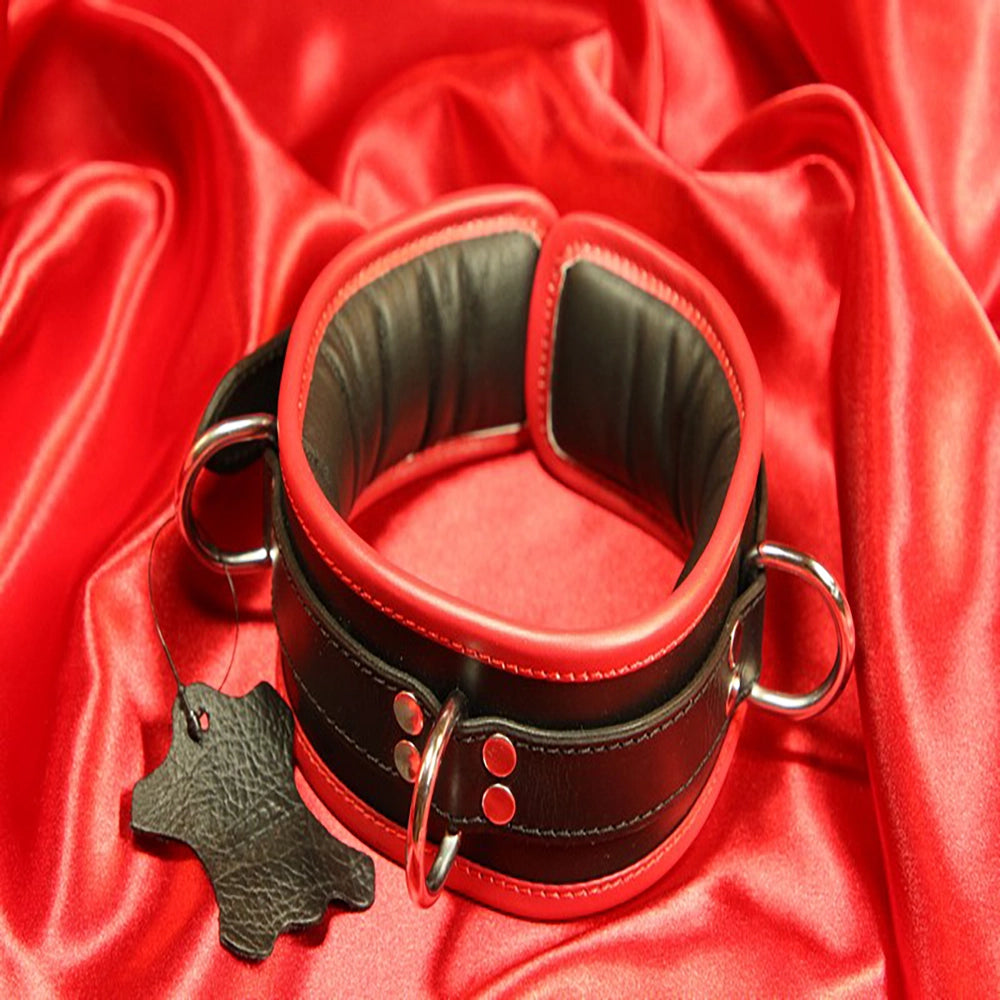 BDSM-halsband 3 D-ring – rött vadderat läderhalsband – framsida med 3 D-ringar hankykod fisting på röd satin från Chambers of Love