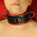 BDSM-halsband 3 D-ring – rött vadderat läderhalsband på modell – framsida med 3 D-ringar hankykod fisting från Chambers of Love