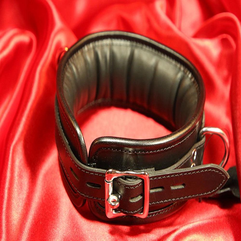 BDSM-halsband 3 D-ring – svart vadderat läderhalsband – baksida med låsbart spänne och vadderad insida från Chambers of Love