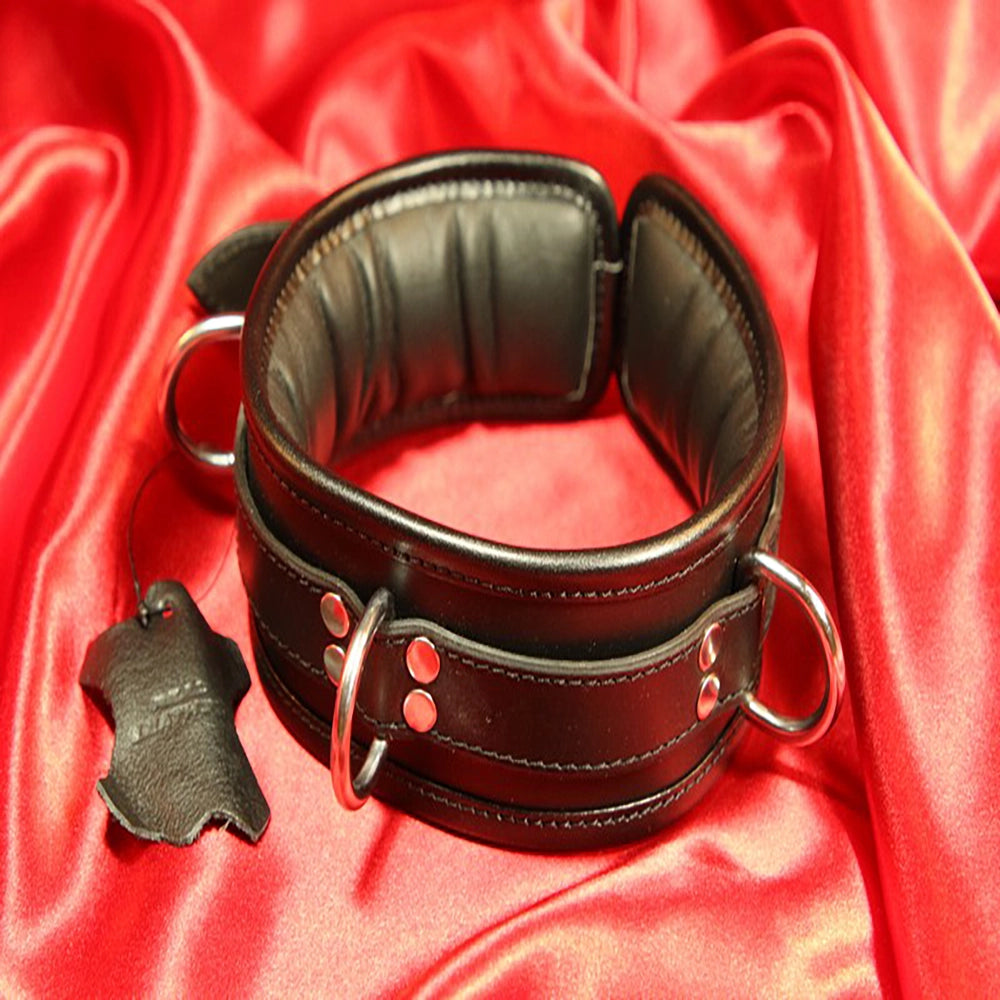 BDSM-halsband 3 D-ring – svart vadderat läderhalsband – framsida med 3 svetsade D-ringar på röd satin från Chambers of Love
