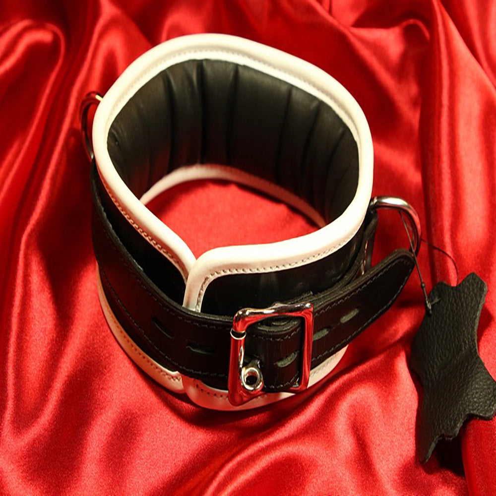 BDSM-halsband 3 D-ring – vitt vadderat läderhalsband – baksida med låsbart spänne och vitt kantband från Chambers of Love
