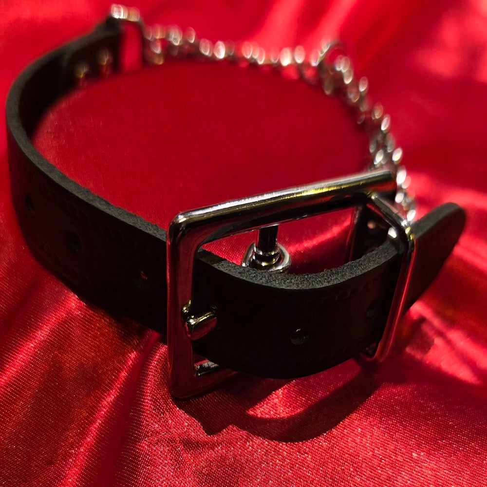 BDSM metallhalsband – Zado justerbart spänne baktill – svart rem med kromspänne 36–47 cm från Chambers of Loves sortiment