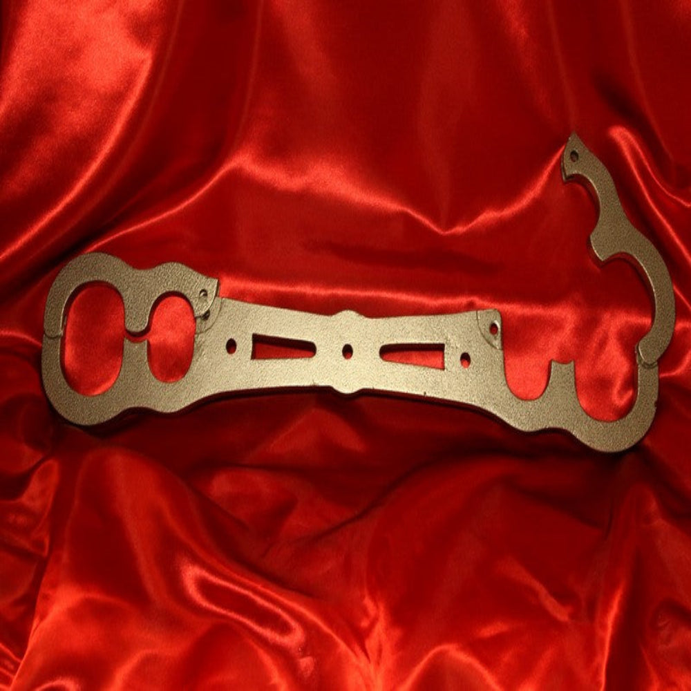 BDSM spreader bar i metall Stupstock Herr ASB1300 öppnad stiftlåsning pulverlackerad grå hammarlack röd satinbakgrund från Chambers of Love