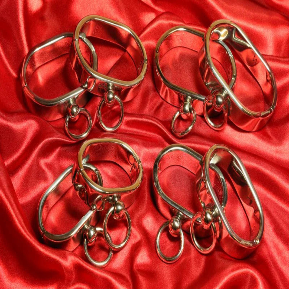 Ovala BDSM handbojor i satin polerad metall gruppbild från Chambers of Love