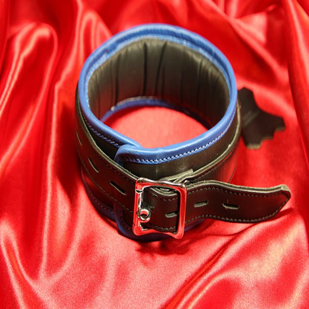 BDSM-halsband 1 D-ring – blått vadderat läderhalsband – baksida med låsbart spänne och blått kantband från Chambers of Love