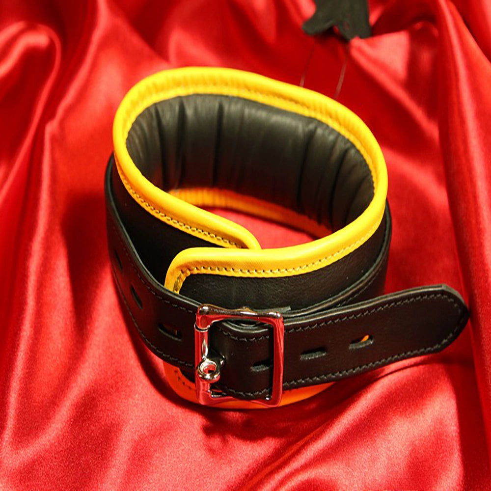 BDSM-halsband 1 D-ring – gult vadderat läderhalsband – baksida med låsbart spänne och gult kantband från Chambers of Love