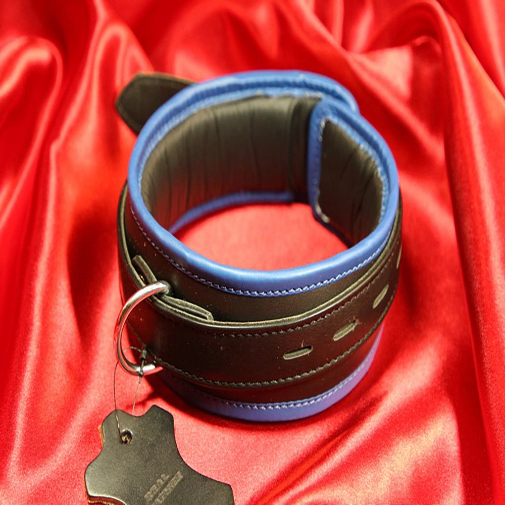 BDSM-halsband 1 D-ring – blått vadderat läderhalsband – framsida med D-ring hankykod analsex på röd satin från Chambers of Love