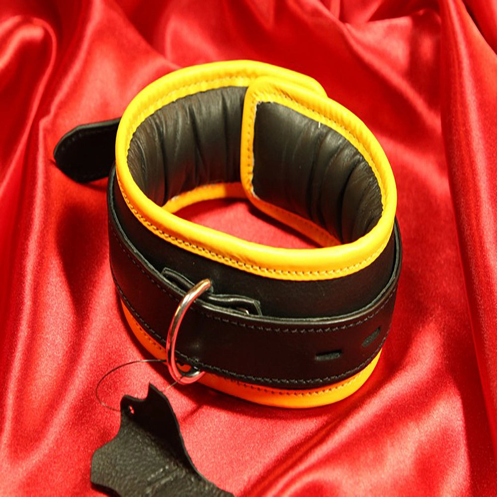 BDSM-halsband 1 D-ring – gult vadderat läderhalsband – framsida med D-ring hankykod vattensport på röd satin från Chambers of Love