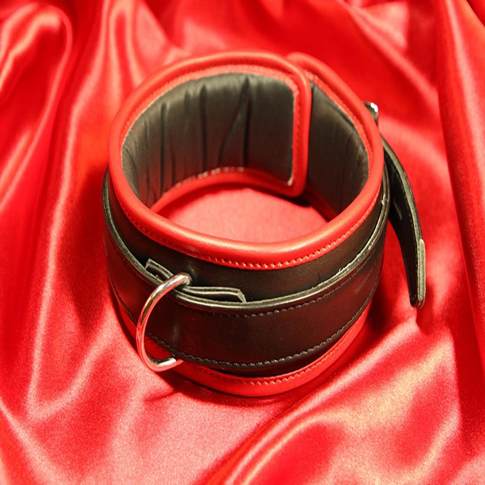 BDSM-halsband 1 D-ring – rött vadderat läderhalsband – framsida med D-ring hankykod fisting på röd satin från Chambers of Love