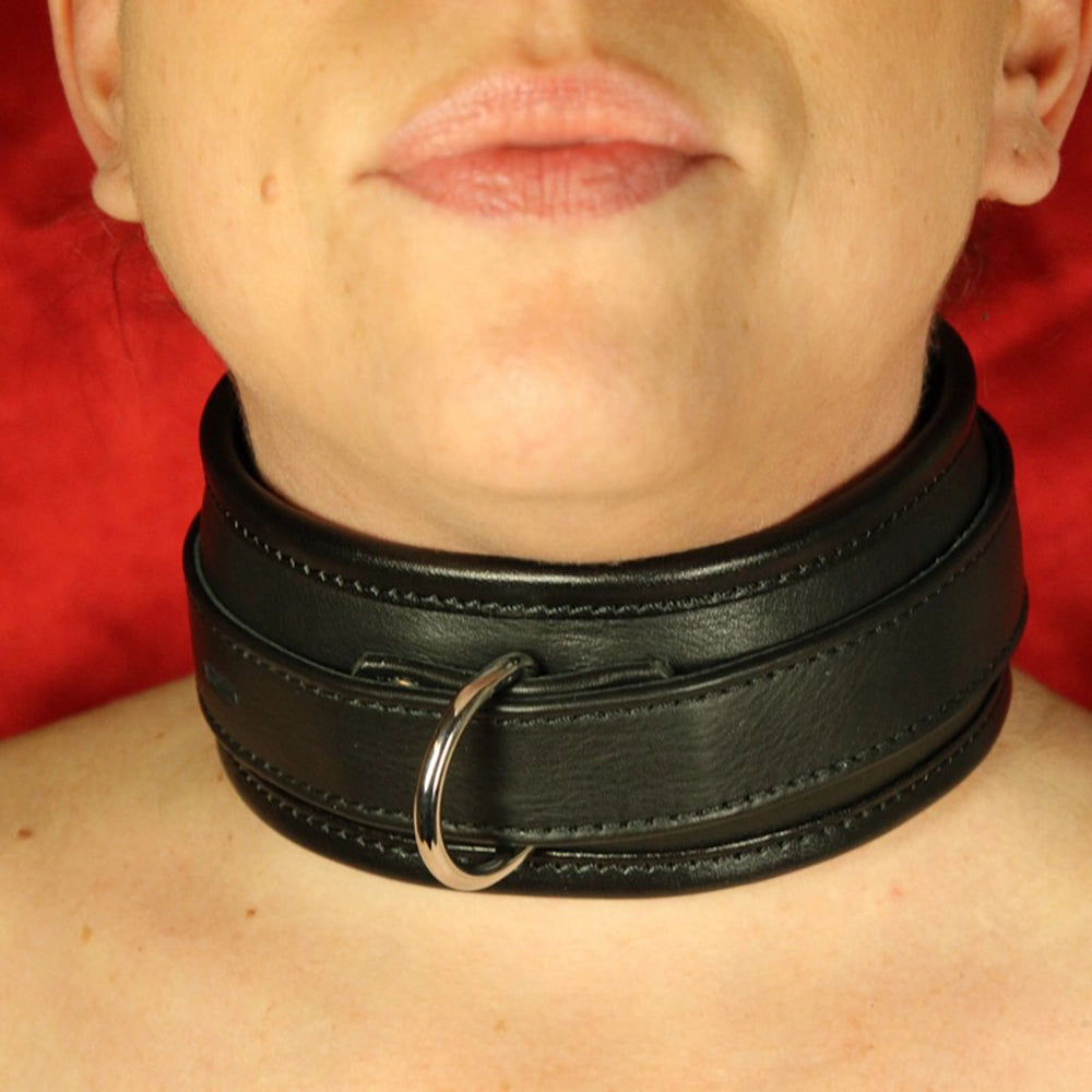 BDSM-halsband 1 D-ring – svart vadderat läderhalsband på modell – framsida med D-ring 5,5 cm bredd från Chambers of Love