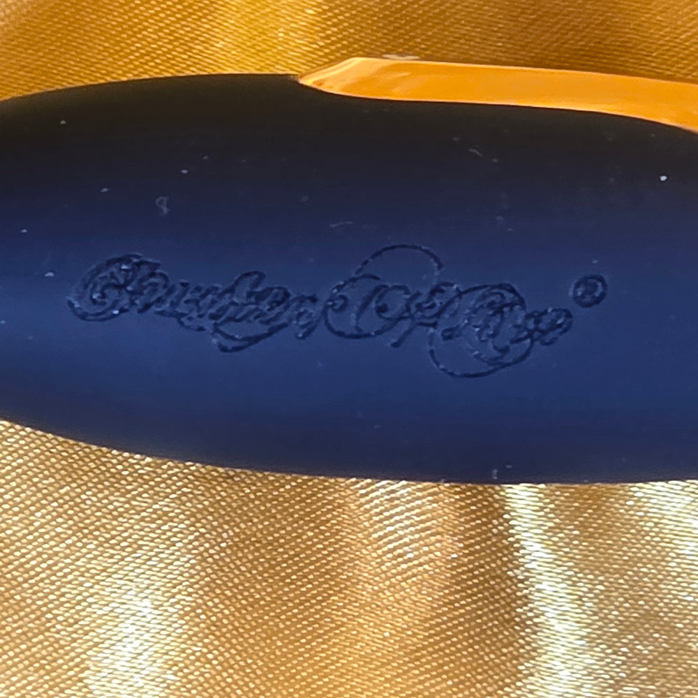 Detaljbild: ingraverad logga på Betty Bullet guldsmycke vibrator – Chambers of Love