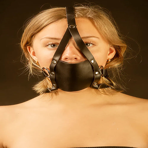 Bollgag med sele från Chambers of Love i PU med stabil passform för BDSM-sessioner