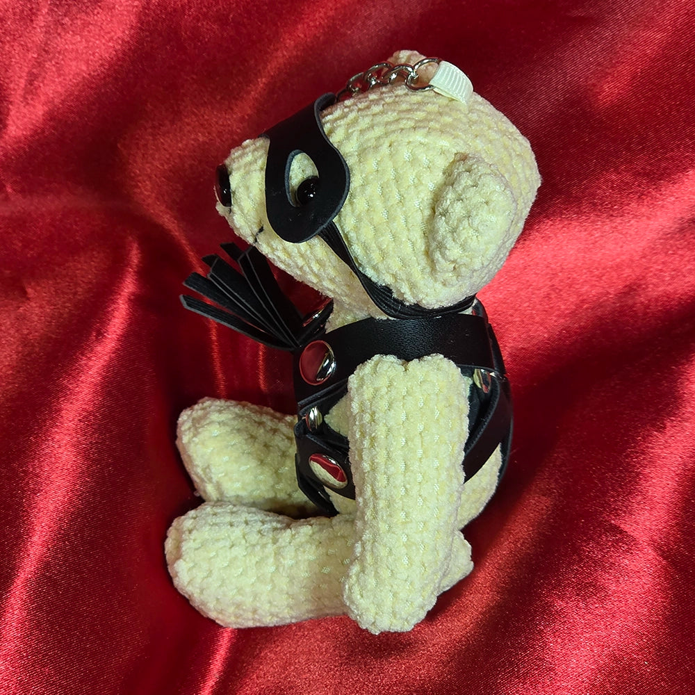 CoL Teddy No. 04 Bound-Up Billy vänstersida – cream teddy-nyckelring med ögonmask, svarta remmar och svart strap