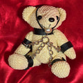 CoL Teddy No. 02 Gag Ball Gary framifrån – cream teddy-nyckelring med svarta läderlook-detaljer, silverkedja och pärlvit boll gag. 