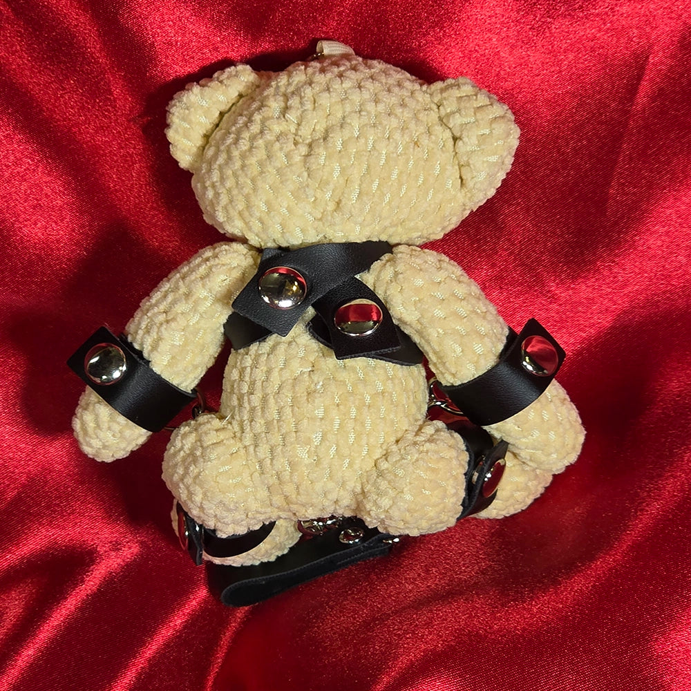 CoL Teddy No. 03 Hooded Hank baksida – cream teddy-nyckelring med svarta remmar, metallnitar och nyckelring