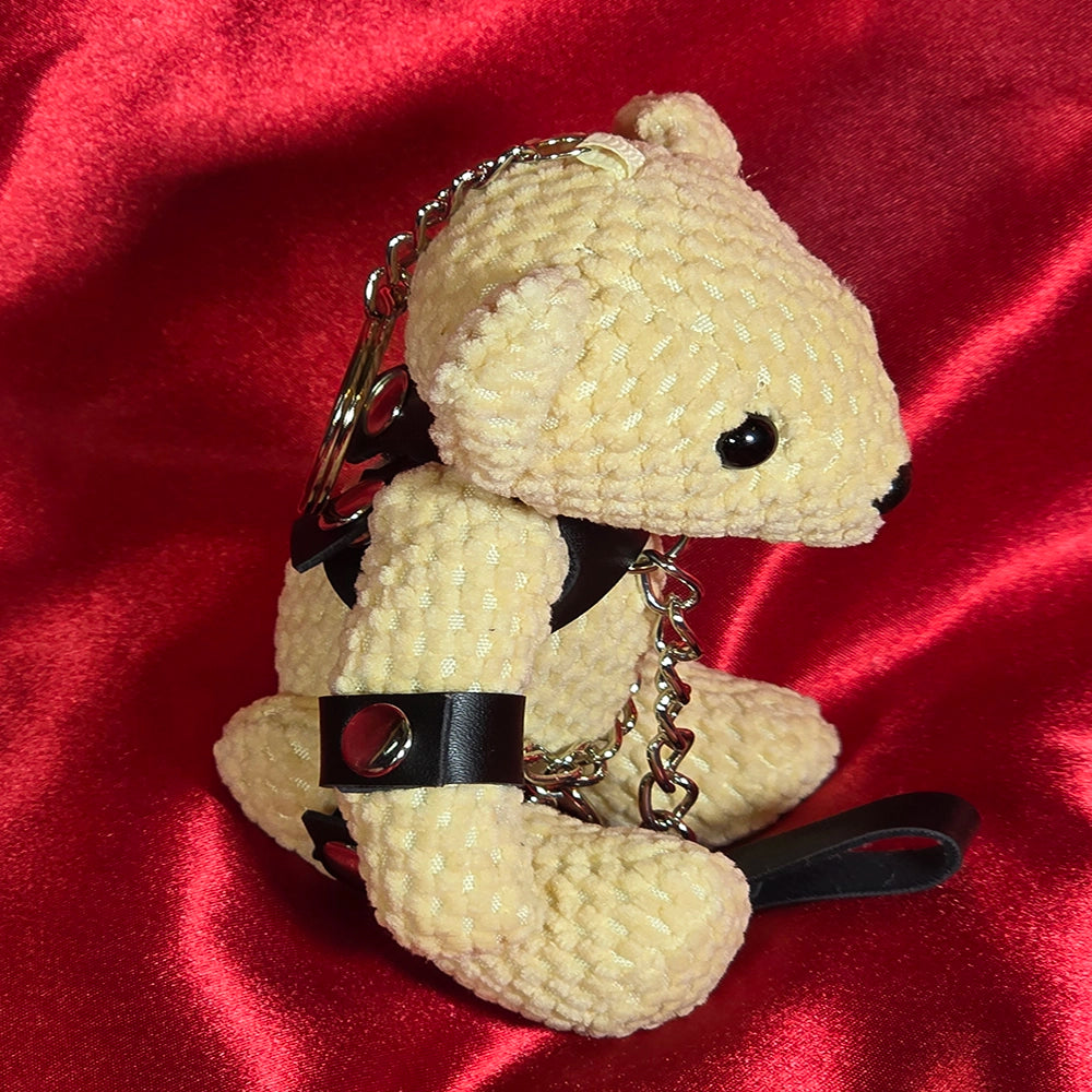 CoL Teddy No. 03 Hooded Hank högersida – cream teddy-nyckelring med silverkedjor, svarta remmar och svart strap