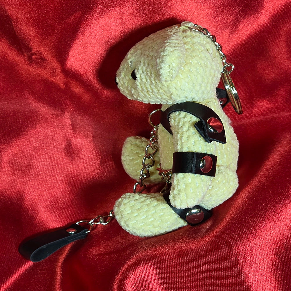 CoL Teddy No. 03 Hooded Hank vänstersida – cream teddy-nyckelring med silverkedjor, svarta läderlook-remmar och nyckelring