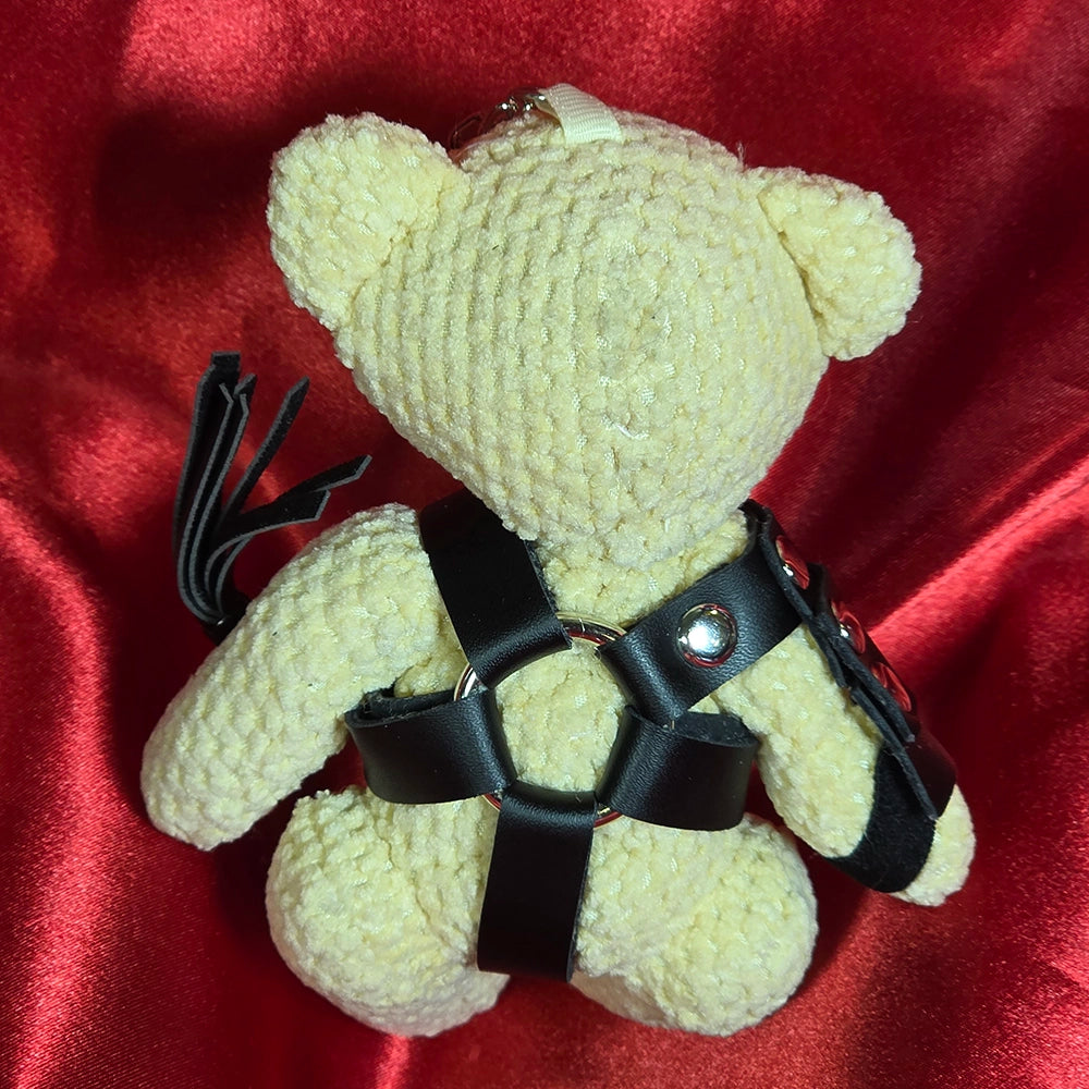 CoL Teddy No. 05 Leashed-Up Larry baksida – cream teddy-nyckelring med svarta läderlook-remmar, metallring och nyckelring
