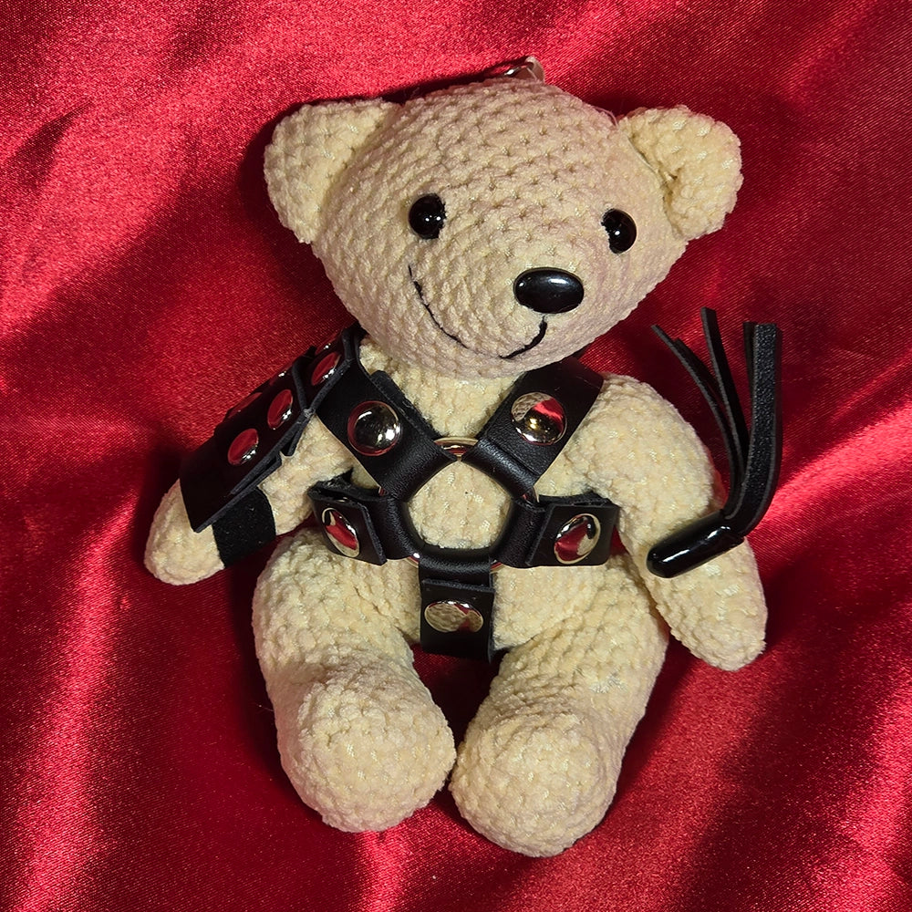 CoL Teddy No. 05 Leashed-Up Larry framifrån – cream teddy-nyckelring med svart läderlook-harness, metallnitar och svarta remmar
