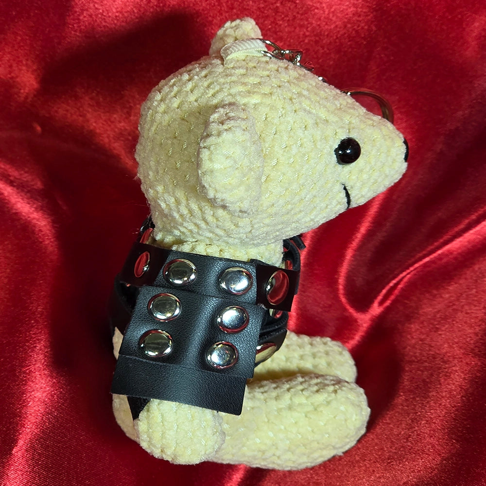 CoL Teddy No. 05 Leashed-Up Larry högersida – cream teddy-nyckelring med svart läderlook-harness och metallnitar