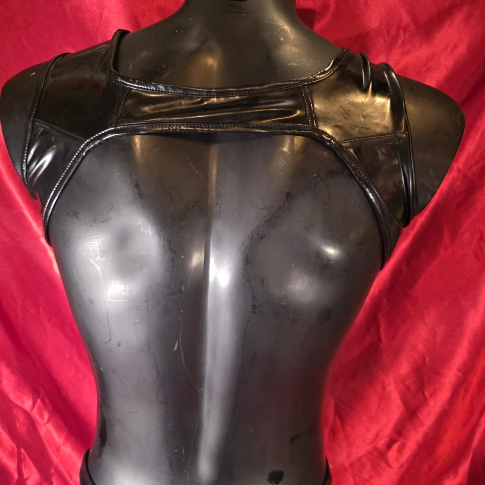 Datex Beta Harness i svart Datex med Svart kantband, framsida. Hanky Code = Fist. Datex harness från Chambers of Love.