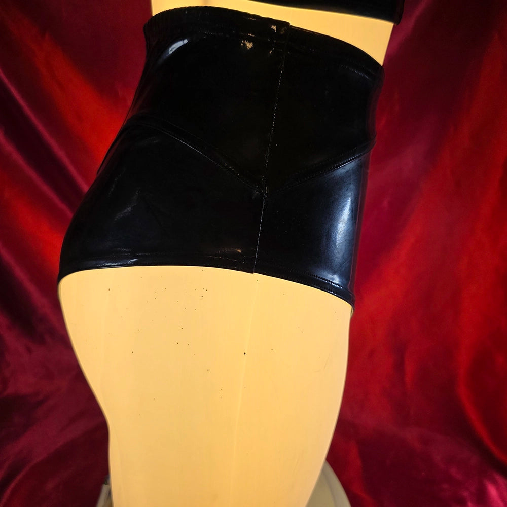 Datex Braxila Trosa svart högersida – sidovy på högmidjade latex-look trosor från Chambers of Love
