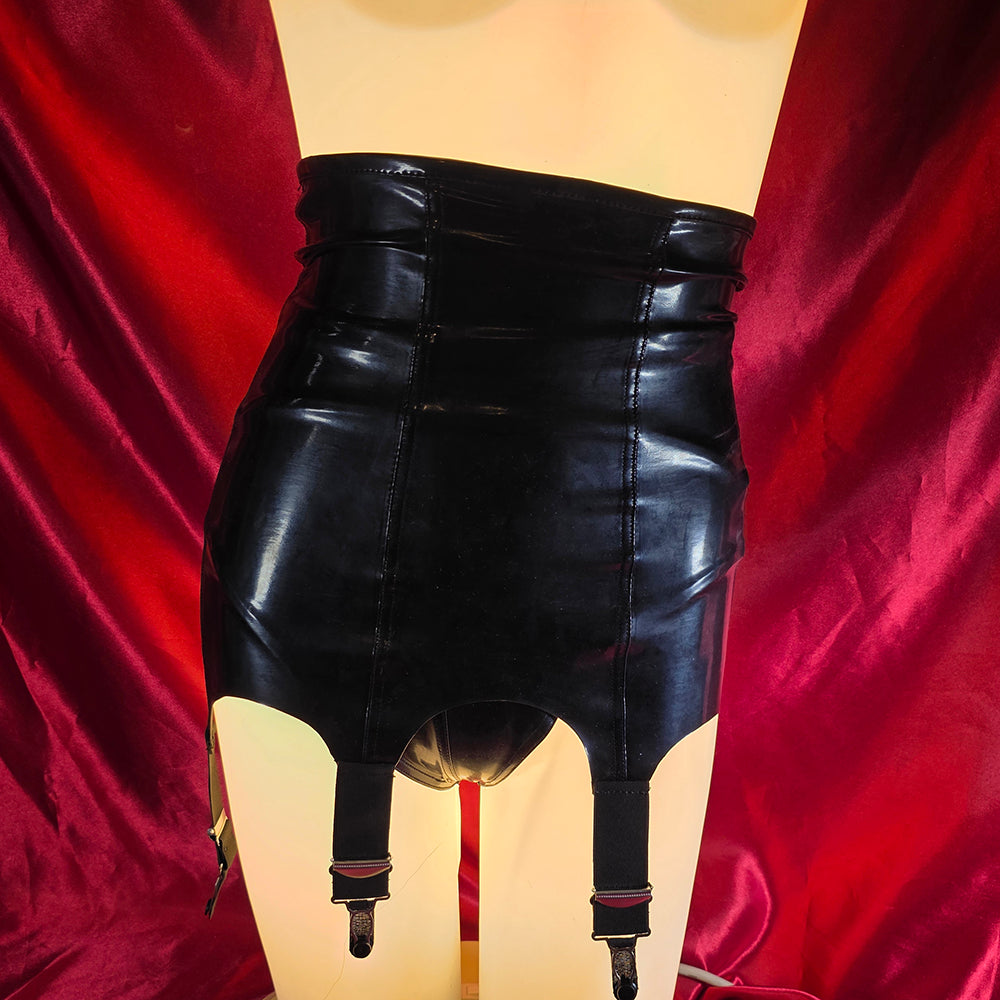 Datex Strumpebandshållare svart framifrån – högmidjad strumpebandshållare i glossy latex-look med hållare från Chambers of Love