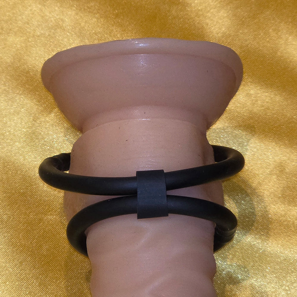 Double_Helix_Penisring_Svart monterad på en dildo från Chambers_of_Love