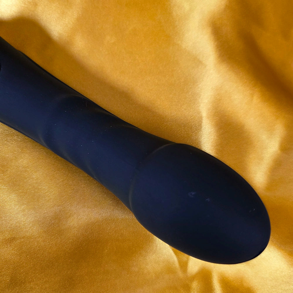 Dubbelsidig AV Wand G-Punkt Vibrator Svart Guld – ergonomisk design med guld detaljer för dubbelsidig njutning från Chambers of Love