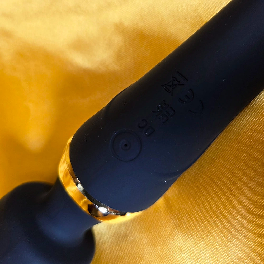 Dubbelsidig AV Wand G-Punkt Vibrator Svart Guld – detaljbild på USB-laddningsport för enkel uppladdning från Chambers of Love