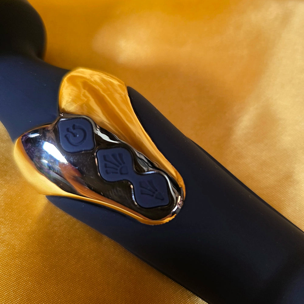 Dubbelsidig AV Wand G-Punkt Vibrator Svart Guld – ergonomisk design med guld detaljer för dubbelsidig njutning från Chambers of Love