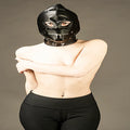 Gothic PU BDSM-mask från Chambers of Love på modell med dragkedja över munnen och D-ringar