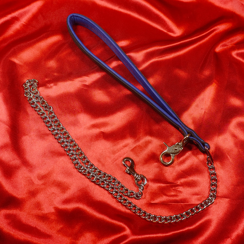 BDSM läderkoppel med kedja blå – blått läderhandtag med dubbel metallkedja från Chambers of Love