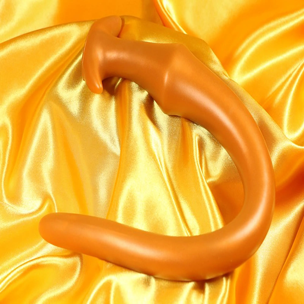 Lång Analplugg Mjuk Silikon med Ankarfot – Medium (41 cm) Hudfärgad, böjd form med stabil ankarfot på gyllene satin från Chambers of Love