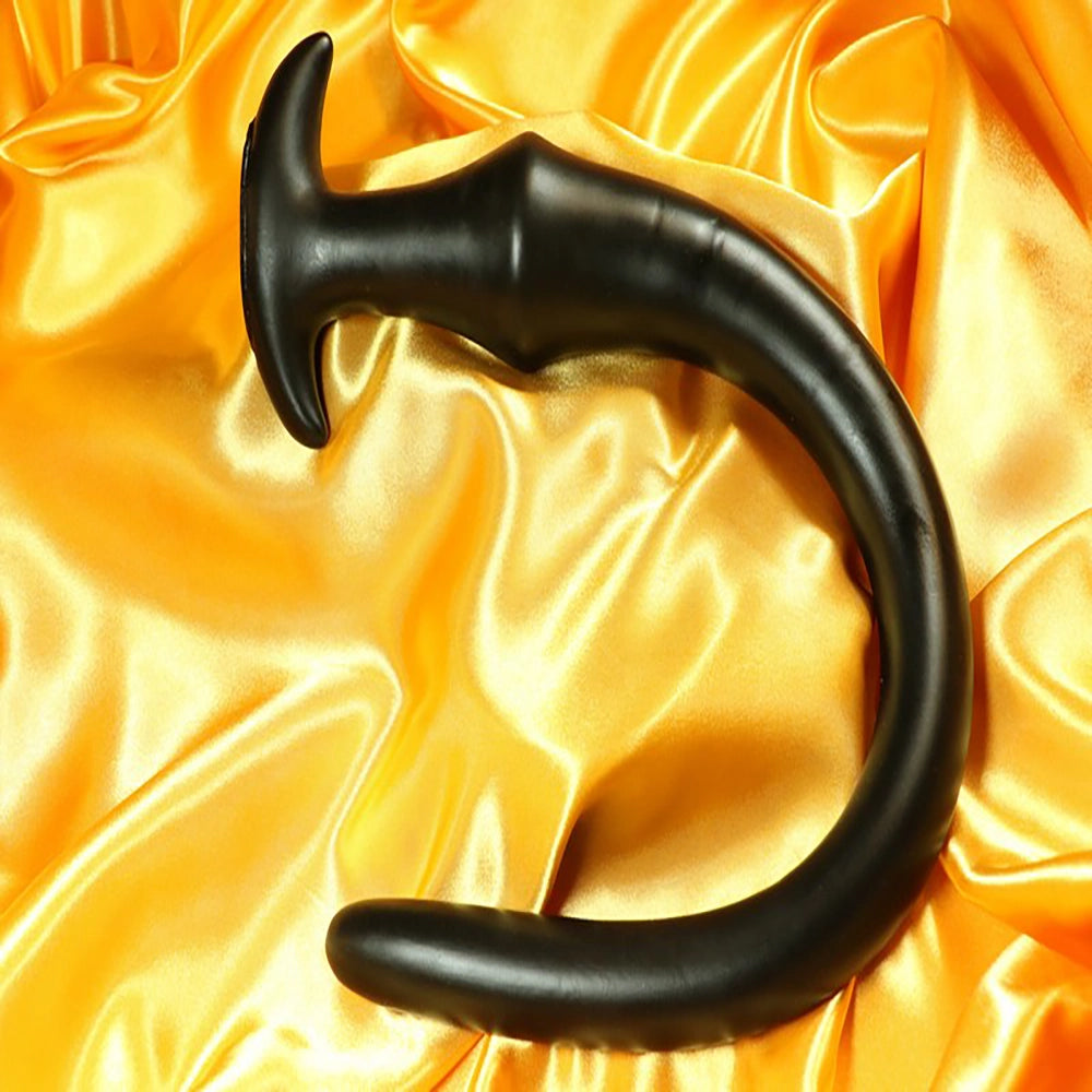 Lång Analplugg Mjuk Silikon med Ankarfot – Medium (41 cm) Svart, böjd form med stabil ankarfot på gyllene satin från Chambers of Love