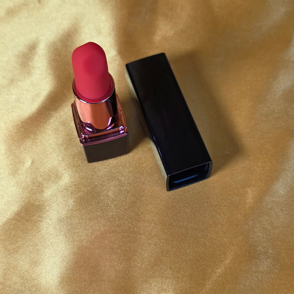 Svart läppstifts vibrator uppladdningsbar öppen med mjuk röd silikon topp från Chambers of Love 