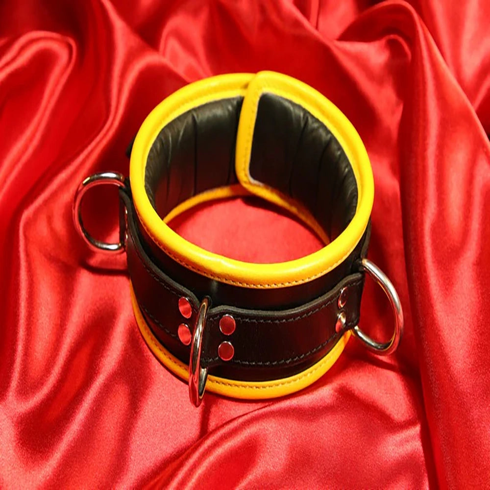 Låsbar Svart BDSM Lädercollar med 3 D-ringar och gul kant från Chambers of Love