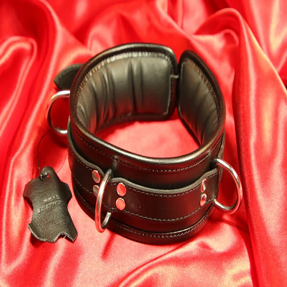 Låsbar Svart BDSM Lädercollar med 3 D-ringar och svart kant från Chambers of Love