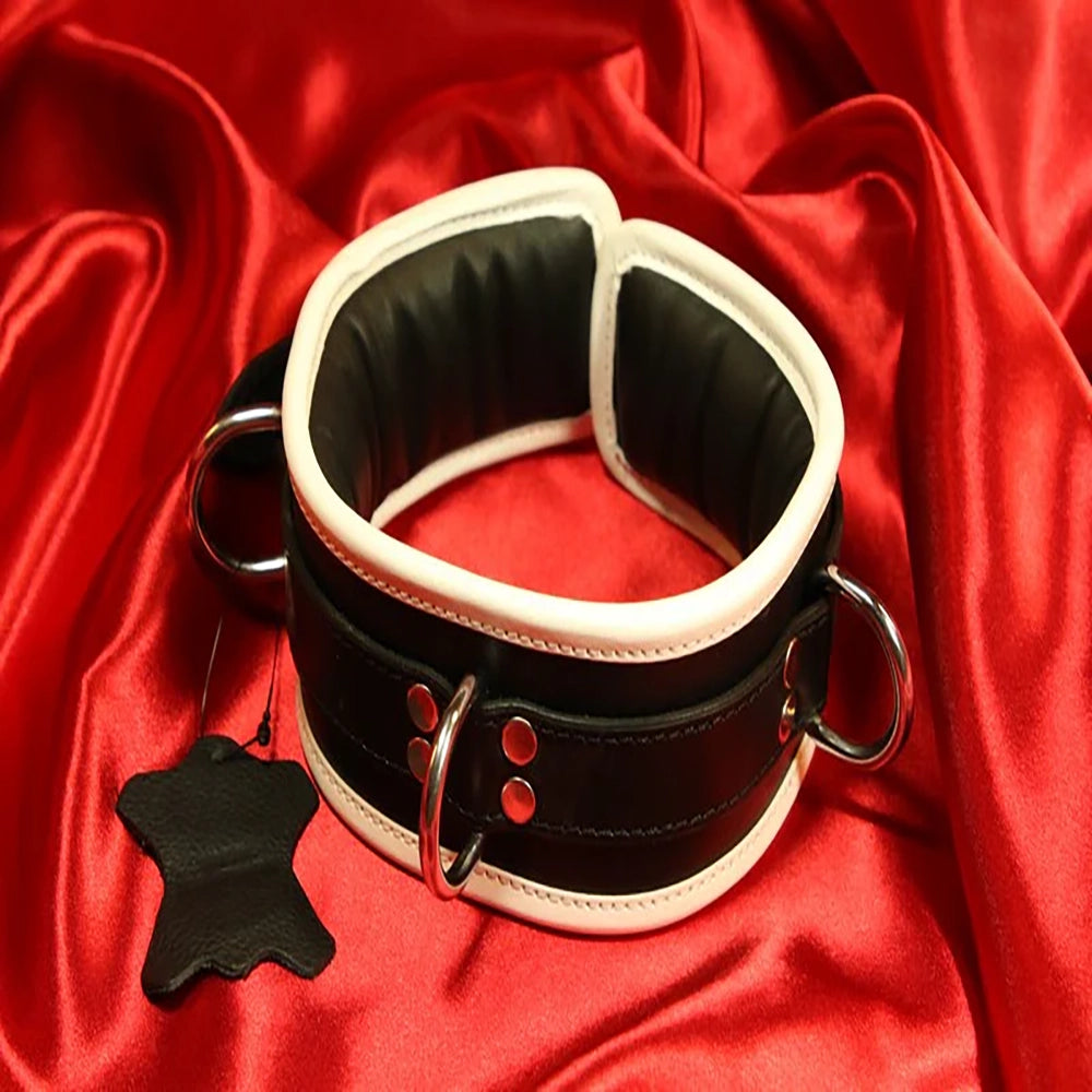 Låsbar Svart BDSM Lädercollar med 3 D-ringar och vit kant från Chambers of Love
